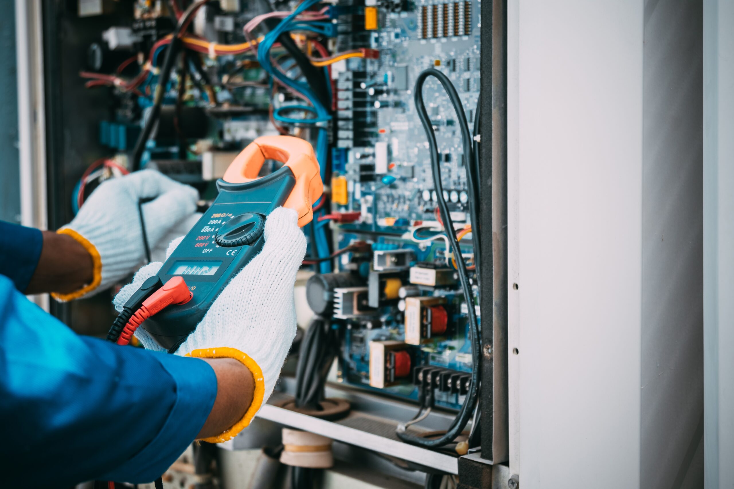 Technician,Is,Checking,Air,Conditioner,Refrigerant,System,Maintenance,And,Check